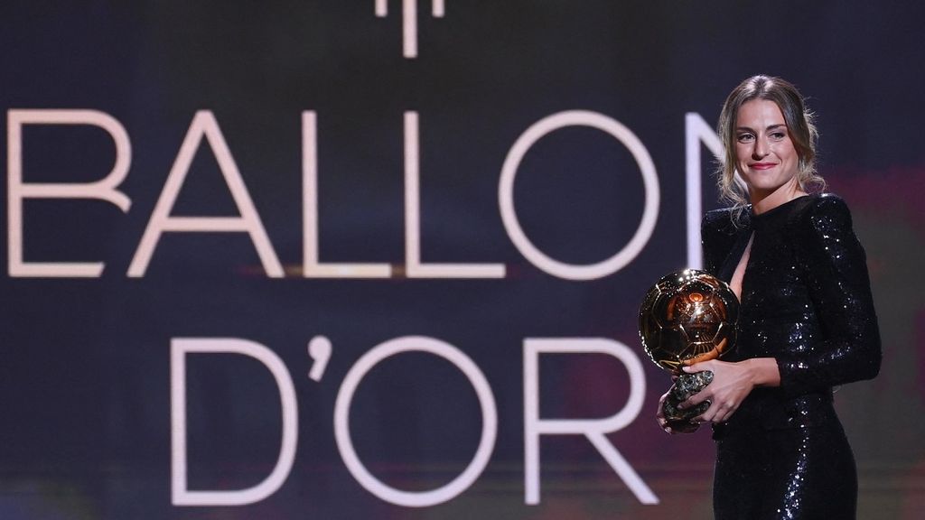 Pemain Barcelona putri, Alexia Putellas, meraih penghargaan Ballon d'Or wanita di Paris, Selasa (30/11/2021). 