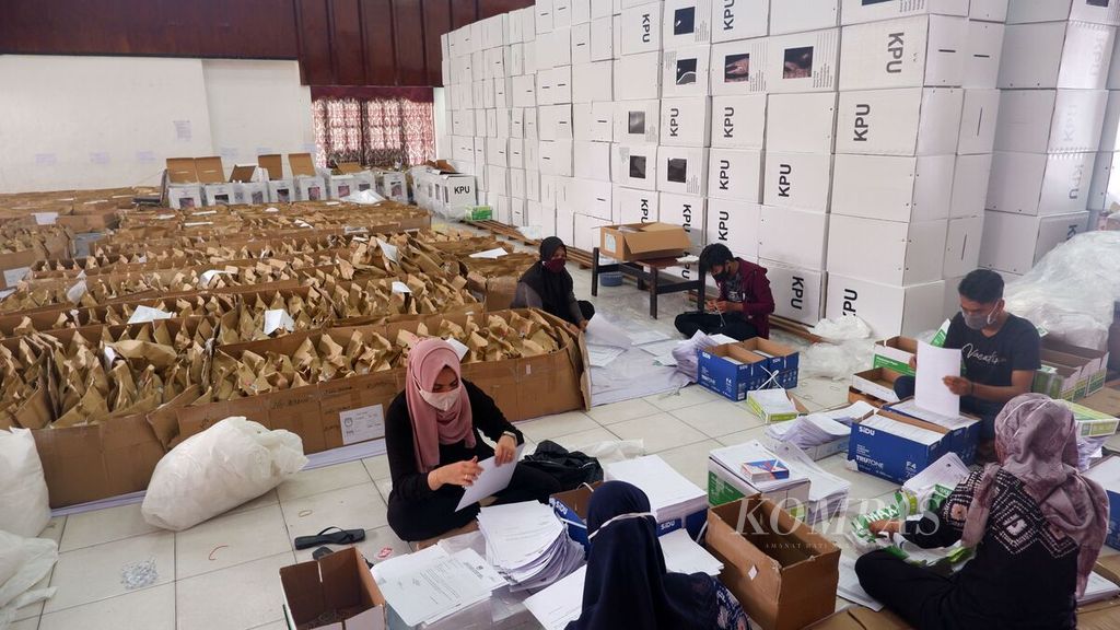 Petugas menyiapkan logistik pemilihan kepala daerah serentak 2020 di gudang logistik Komisi Pemilihan Umum Kota Banjarmasin, Kalimantan Selatan, Jumat (4/12/2020). 