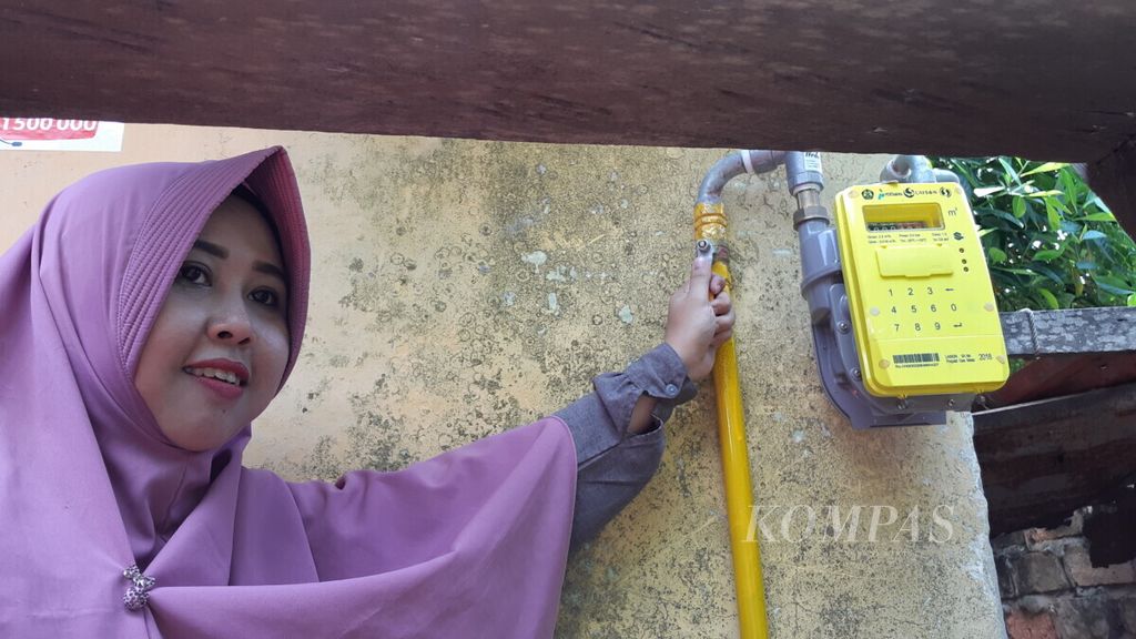 Ganesha (29), warga Gunung Sari Ulu, Kota Balikpapan, Kalimantan Timur, memperlihatkan instalasi jaringan gas bumi (jargas) yang terpasang di rumahnya, Rabu (27/3/2019).