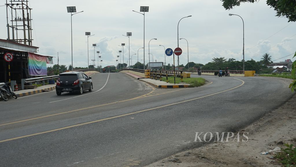 Kendaraan melintasi jembatan di Kecamatan Tanjung Raja, Kabupaten Ogan Ilir, Sumatera Selatan, Minggu (19/12/2021). Setelah tol lintas sumatera dibangun, lalu lintas di jalur lintas timur tidak seramai sebelum ada tol. Kemacetan tidak banyak terjadi.