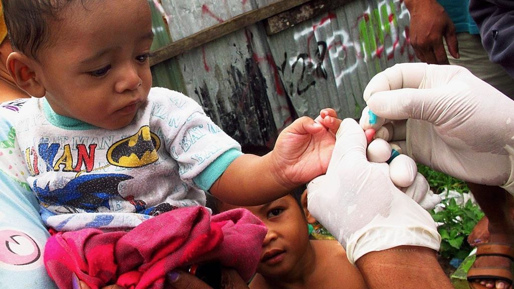 Seorang anak di Kota Timika, Kabupaten Mimika, Papua, diambil sampel darahnya oleh petugas dari Malaria Center PT Freeport Indonesia beberapa waktu lalu. 