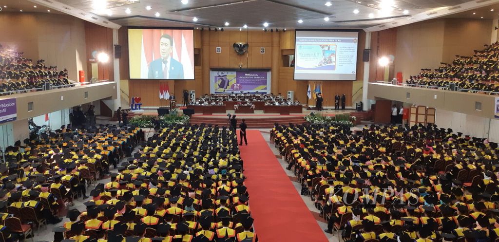 Suasana Universitas Terbuka Periode I Wilayah 3 2018/2019 di Universitas Terbuka (UT), Tangerang Selatan (27/11/2018). Sebanyak 2.100 mahasiswa UT program magister, sarjana, dan diploma diwisuda.