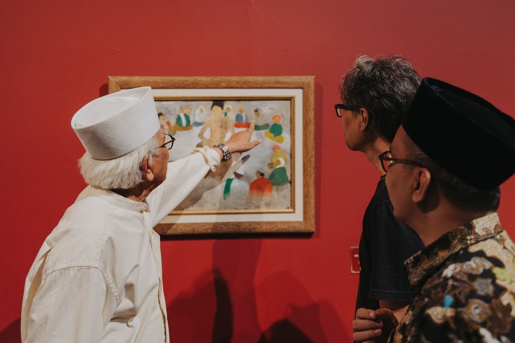Gus Mus menjelaskan lukisannya, "Berdzikir Bersama Inul", kepada pengunjung pameran saat pembukaan pameran Lanskap Gus Mus di OHD Museum, Magelang, Jawa Tengah, Sabtu (11/3/2023).