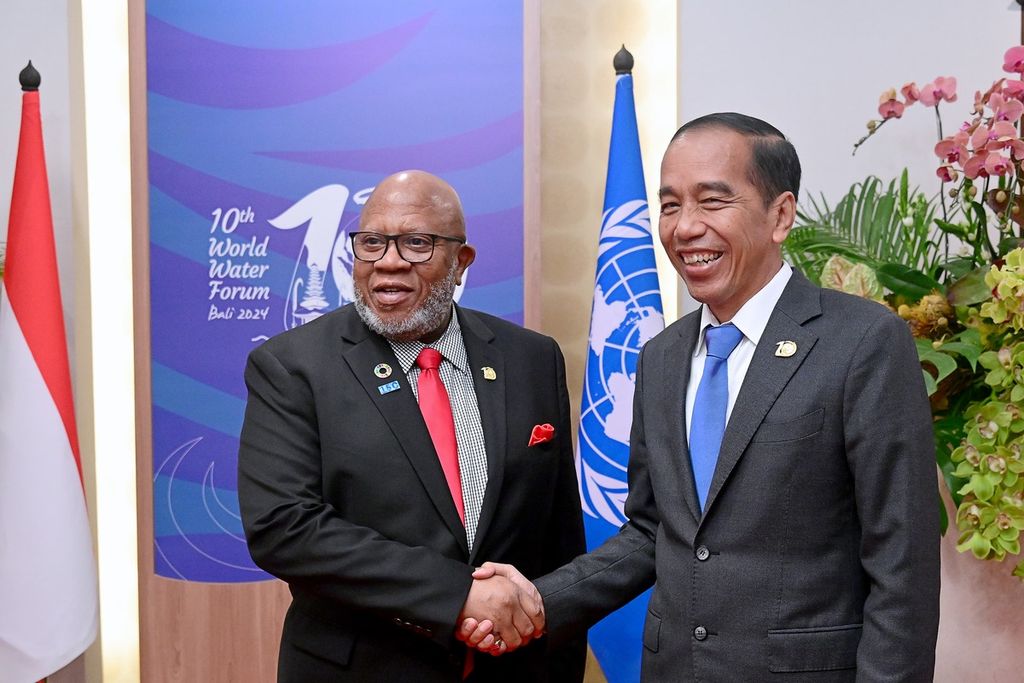 Presiden Joko Widodo melakukan pertemuan bilateral dengan Presiden Majelis Umum Perserikatan Bangsa-Bangsa (PBB) Dennis Francis di sela Konferensi Tingkat Tinggi (KTT) World Water Forum ke-10 di Bali, Senin (20/5/2024).