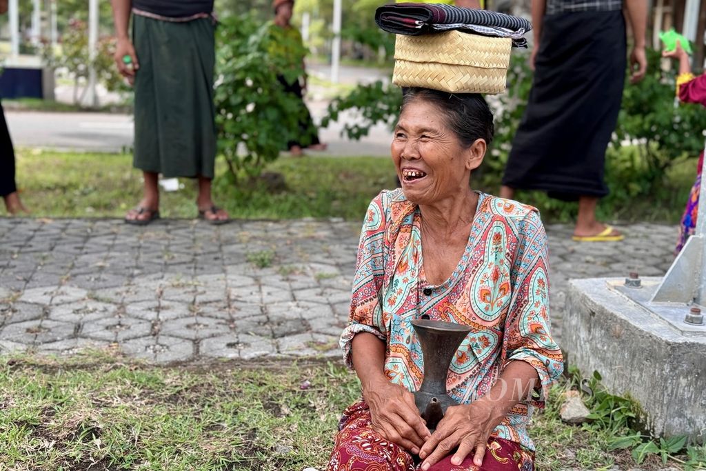 Seorang warga tertawa lepas saat beristirahat pada saat mengikuti Jaran Kamput yang berkeliling di area barat Kawasan Ekonomi Khusus Mandalika, Kuta, Pujut, Lombok Tengah, Nusa Tenggara Barat, Kamis (7/3/2024) siang.  