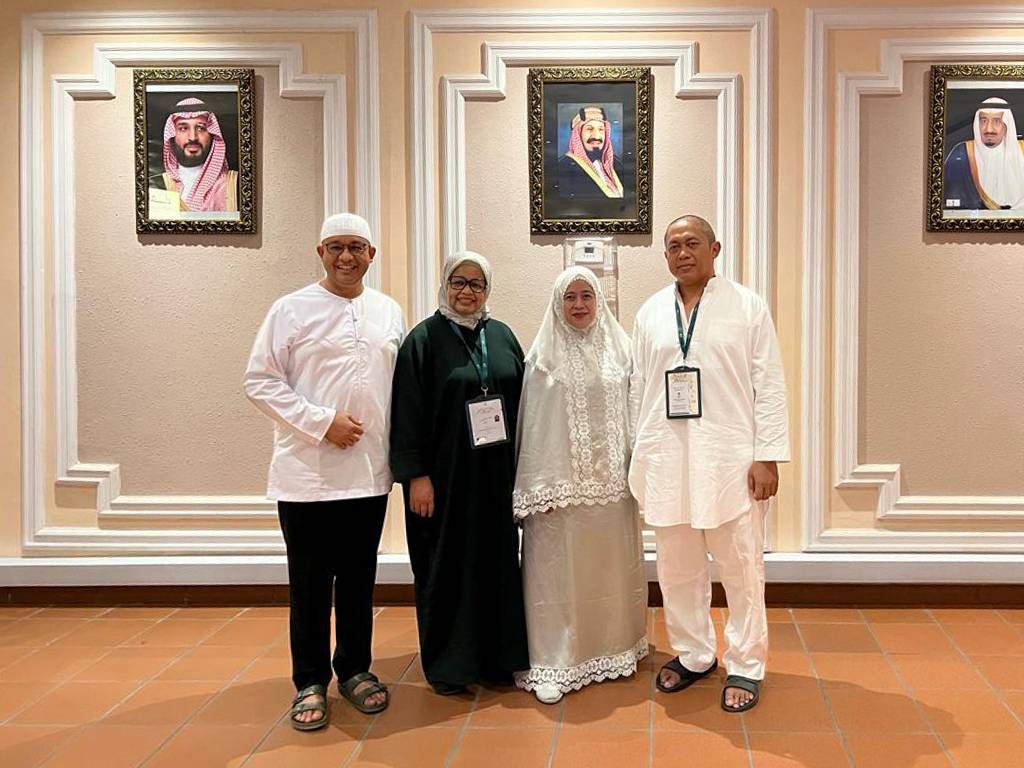 Ketua DPP PDI-P yang juga Ketua DPR Puan Maharani bertemu dengan Anies Baswedan di sela-sela ibadah haji, di Mina, Arab Saudi, Kamis (29/6/2023) malam. Keduanya pun berfoto bersama pasangan masing-masing.