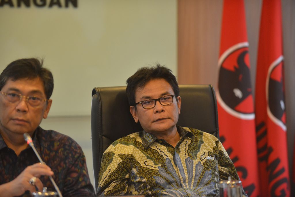 Anggota Komisi III DPR  Fraksi PDI-P, Johan Budi (kanan), mengikuti konferensi pers pernyataan sikap PDI-P di Kompleks Parlemen, Senayan, Jakarta, Senin (3/10/2022), mengenai kerusuhan di Stadion Kanjuruhan, Kota Malang pada Sabtu (1/10) lalu. 