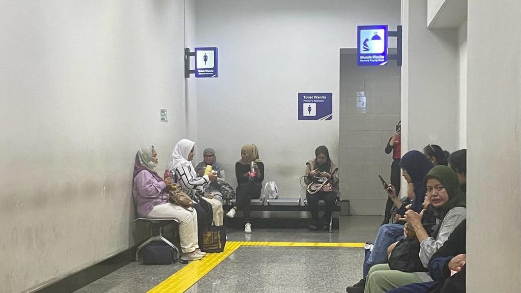 Sejumlah penumpang KRL Jabodetabek berbuka puasa di Stasiun Manggarai, Jakarta, Rabu (12/3/2024).