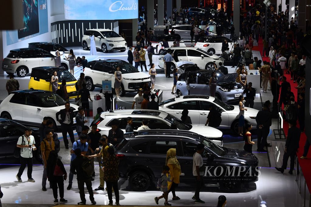 Hari pertama ajang Indonesia International Motor Show (IIMS) 2024 di JIExpo Kemayoran, Jakarta Pusat, Kamis (15/2/2024).  