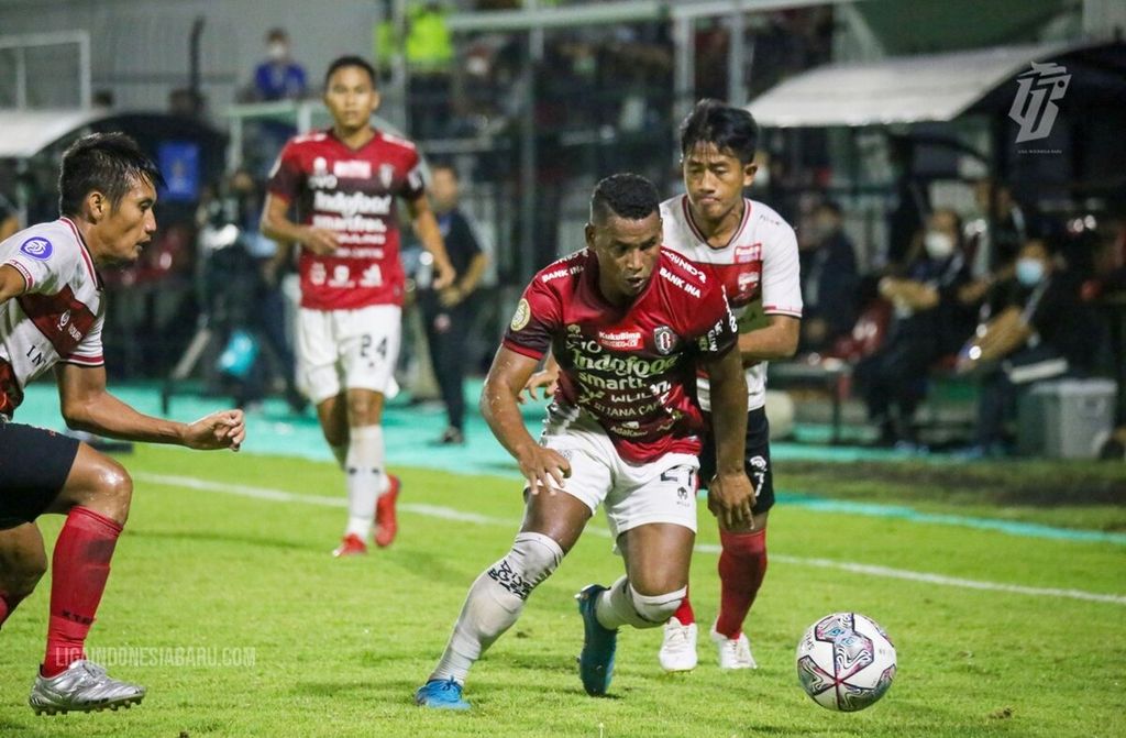 Bali United mengalahkan Madura United ketika kedua tim itu bertemu dalam laga lanjutan BRI Liga 1 2021-2022 di Stadion Kompyang Sujana, Kota Denpasar, Senin (21/3/2022). 