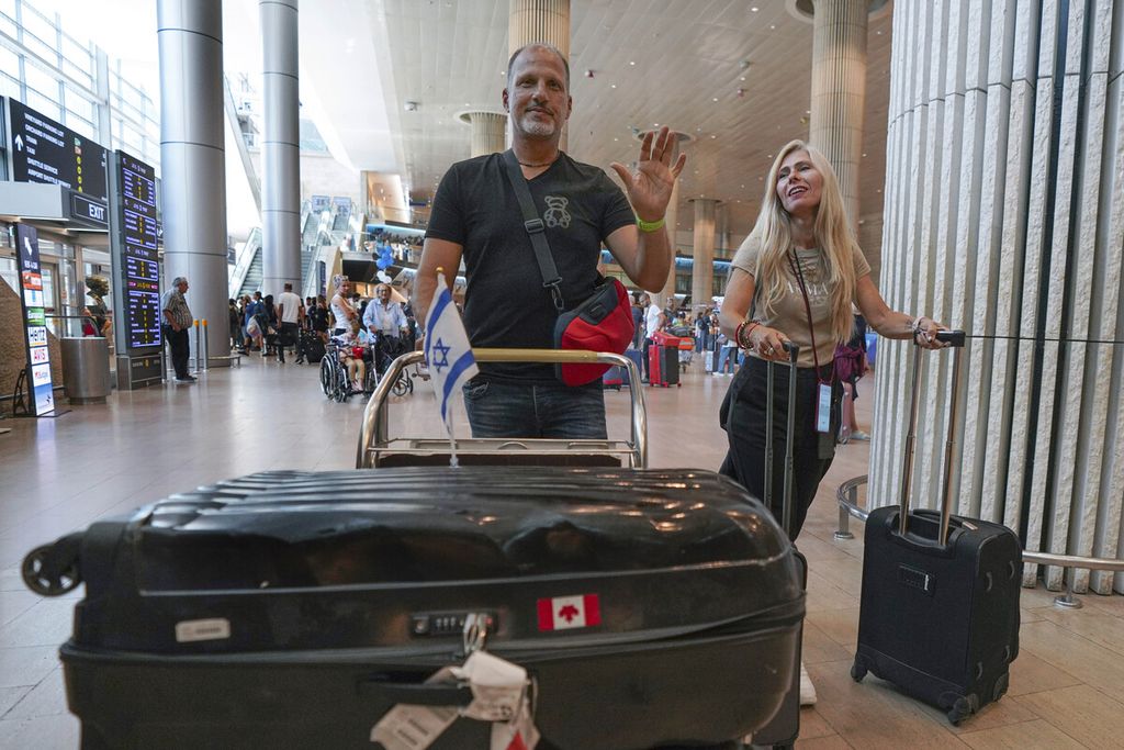 Penumpang pesawat yang terbang dari Seychelles dan melakukan pendaratan darurat di Arab Saudi tiba Bandar Udara Ben Gurion, Lod, dekat Tel Aviv, Israel, Selasa (29/8/2023). 