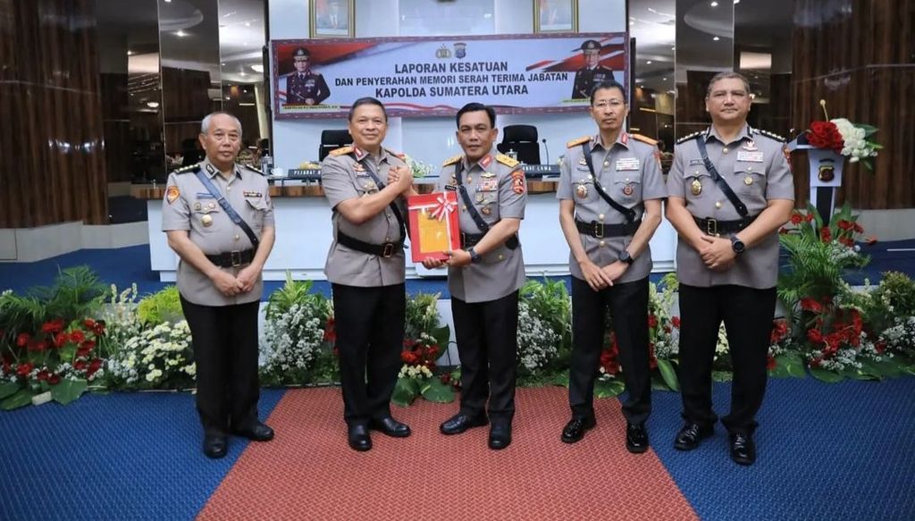Kepala Kepolisian Daerah Sumatera Utara Inspektur Jenderal Agung Setya Imam Effendi menerima memori serah terima jabatan dari Irjen RZ Panca Putra Simanjuntak yang merupakan Kepala Polda Sumut sebelumnya, di Medan, Jumat (21/7/2022). 