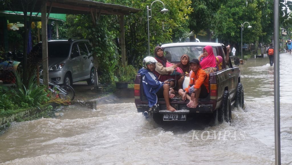 Sejumlah warga tengah dievakuasi akibat banjir yang melanda di Desa Tangkil, Kecamatan Sragen, Kabupaten Sragen, Jawa Tengah, Kamis (2/3/2023). Banjir terjadi sejak Rabu malam. Namun, ketinggiannya meningkat mengingat hujan juga tidak kunjung reda.