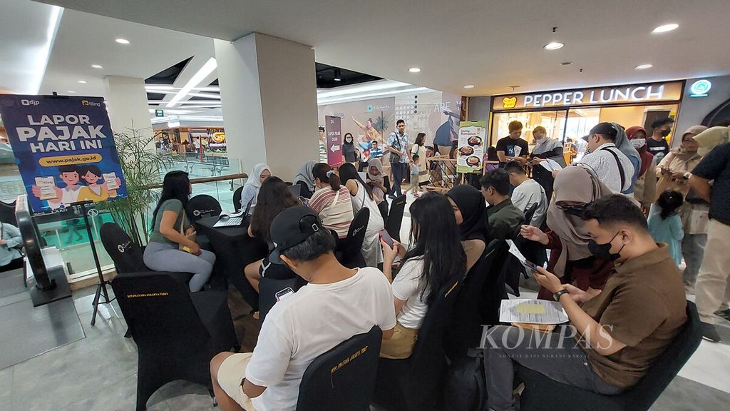 Officials accompany taxpayers in filling out the Personal Income Tax Annual Report (SPT) data for the year 2023 at Mal Kota Kasablanka, South Jakarta, on March 31, 2024. The government is trying to increase tax revenue.