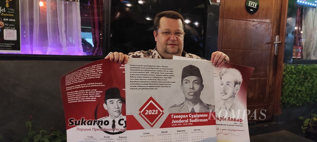 Ketua Ukrainian Initiave Yurii Kosenko dan sejumlah poster bergambar sejumlah tokoh Indonesia. Ia mencetak lalu membagikan poster itu kepada berbagai pihak di Ukraina dan Indonesia.