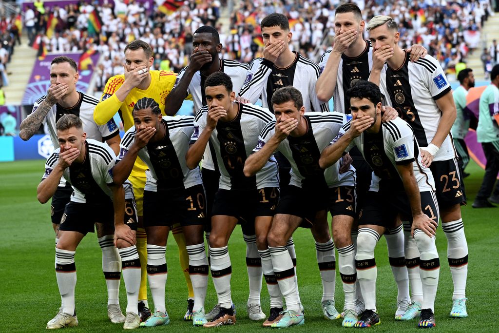 Pemain Tim Nasional Jerman menunjukan protes saat berpose jelang laga melawan Jepang di Stadion Khalifa International pada 23 November 2022. 