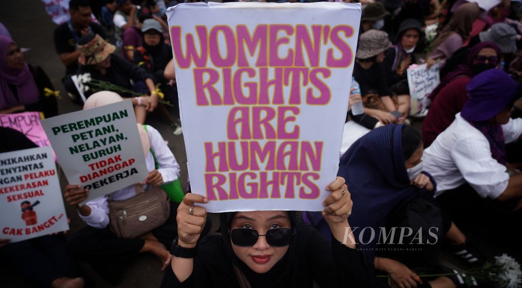 Poster yang menyuarakan hak perempuan dalam aksi Peringatan Hari Perempuan Internasional (International Womans Day) di depan Monumen Nasional (Monas), Jakarta, Jumat (8/3/2024). Dalam aksi ini sejumlah tema kesetaraan hak perempuan digaungkan para peserta aksi dari berbagai latar belakang elemen masyarakat.