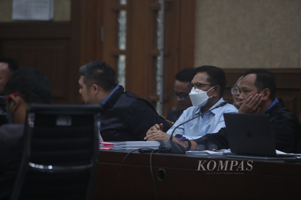 Terdakwa bekas Menteri Komunikasi dan Informatika Johnny G Plate (bermasker) menjalani sidang lanjutan kasus dugaan korupsi pembangunan menara BTS 4G Bakti Kementerian Komunikasi dan Informatika di Pengadilan Tindak Pidana Korupsi Jakarta, Kamis (3/8/2023). 