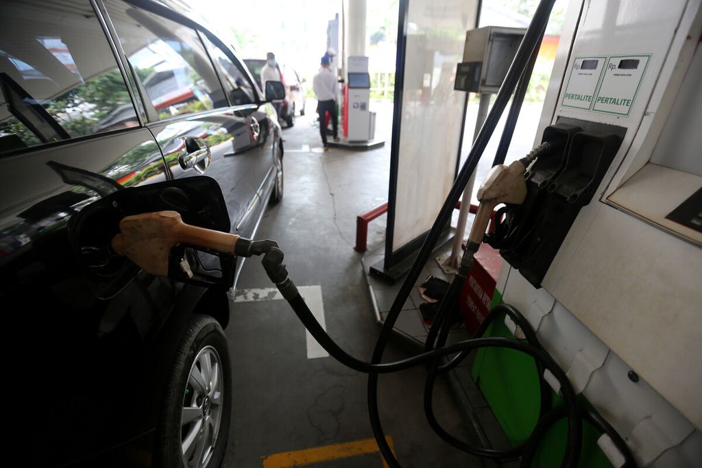 Nozel bahan bakar minyak (BBM) jenis Pertalite sedang dalam proses pengisian ke tangki mobil di SPBU Pertamina di kawasan Kuningan, Jakarta, Selasa (28/12/2021). 