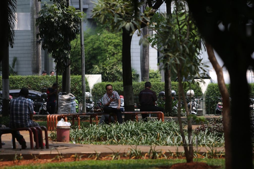 Karyawan beristirahat pada jam makan siang di Taman Bakrie, Jalan Rasuna Said, Jakarta Selatan, Selasa (3/9/2019). Taman seluas 2.800 meter persegi yang dikelilingi gedung perkantoran tersebut menjadi jujugan para pekerja kantoran saat istirahat siang.