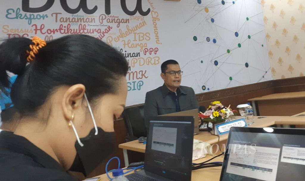 Kepala BPS Provinsi Bali Hanif Yahya (tengah) membacakan Berita Resmi Statistik BPS Provinsi Bali perihal Pertumbuhan Ekonomi Bali Triwulan II-2022 di Kantor BPS Provinsi Bali, Jumat (5/8/2022).
