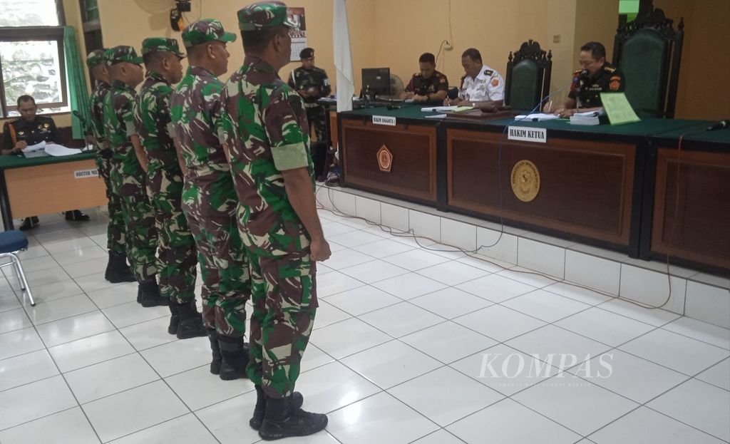 Lima anggota TNI AD yang menjadi terdakwa dalam persidangan kasus pembunuhan dan mutilasi empat warga Kabupaten Nduga di Pengadilan Militer III-19 Jayapura, Papua, Senin (12/12/2022).