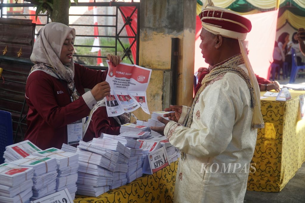 Petugas menjelaskan perihal surat suara kepada pemilih di TPS 26 Kelurahan Dadok Tunggul Hitam, Kecamatan Koto Tangah, Kota Padang, Sumatera Barat, Rabu (14/2/2024).