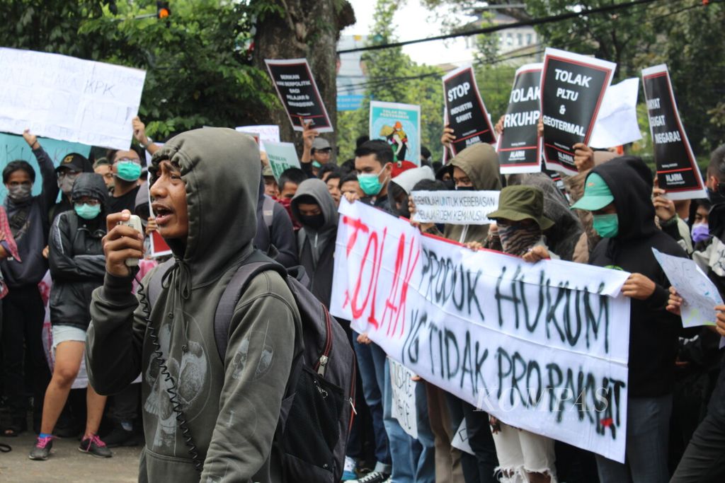 Unjuk rasa mahasiswa di bandung tolak pengesahan RUU KUHP di bandung 