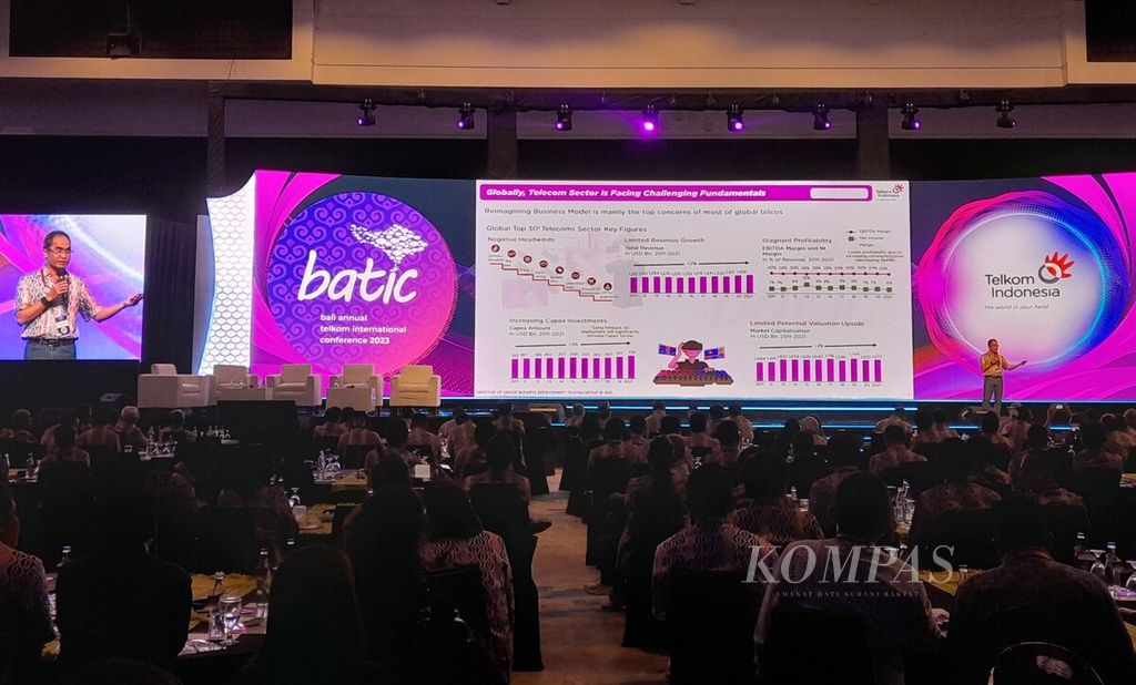 Suasana konferensi hari pertama BATIC 2023 di Nusa Dua, Badung, Bali, Rabu (6/9/2023). Director of Group Business Development Telkom Indonesia Honesti Basyir (berdiri) memberikan pemaparan tentang bisnis telekomunikasi dalam konferensi BATIC 2023.