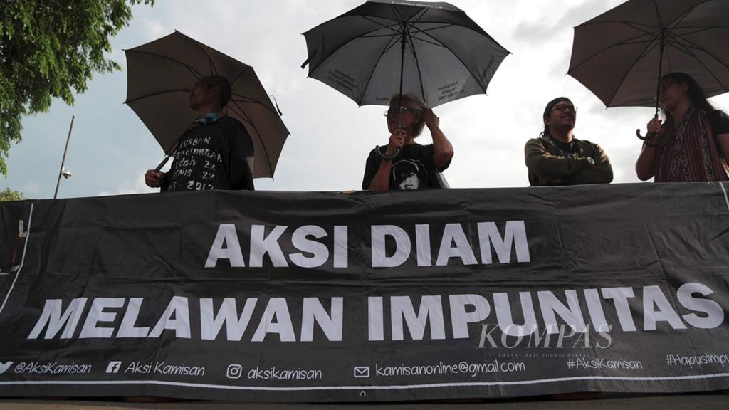 Para aktivis Aksi Kamisan kembali berkumpul menggelar aksi di depan Istana Merdeka, Jakarta, dengan mengangkat tema menuntut pemerintah menuntaskan sejumlah kasus pelanggaran hak asasi manusia (HAM), termasuk kasus Tragedi Semanggi I yang 20 tahun tidak terselesaikan, Kamis (15/11/2018). 