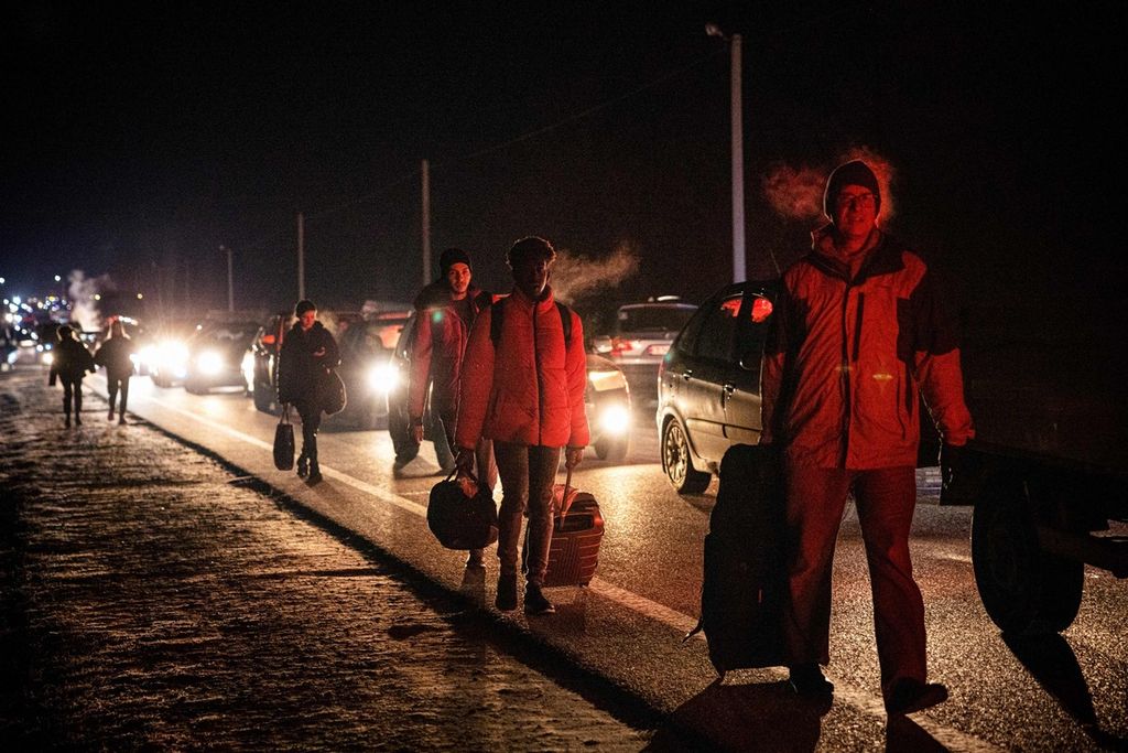 Warga mengungsi dengan berjalan kaki maupun naik kendaraan dari Ukraina menuju Polandia melalui pintu perbatasan Korczowa-Krakovets (26/2/2022), untuk menyelamatkan diri dari pertempuran menyusul serangan Rusia ke Ukraina. 