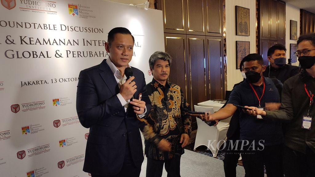 Direktur Eksekutif The Yudhoyono Institute Agus Harimurti Yudhoyono seusai forum "Geopolitik dan Keamanan Internasional, Ekonomi Global, dan Krisis Perubahan Iklim" yang diselenggarakan The Yudhoyono Institute bekerja sama dengan Universiti Kebangsaan Malaysia (UKM).