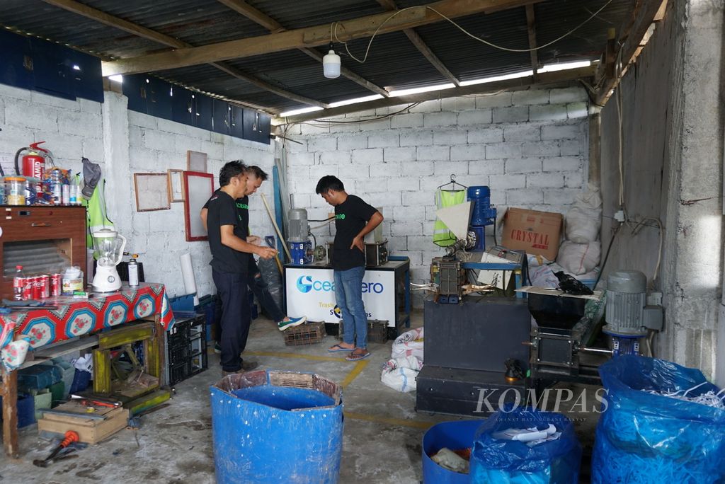 Suasana studio daur ulang Baciraro Recycle di Tondano Timur, Minahasa, Sulawesi Utara, pada Kamis (9/6/2022). Baciraro Recycle adalah sebuah perusahaan rintisan (startup) yang bergerak dalam pengelolaan sampah.