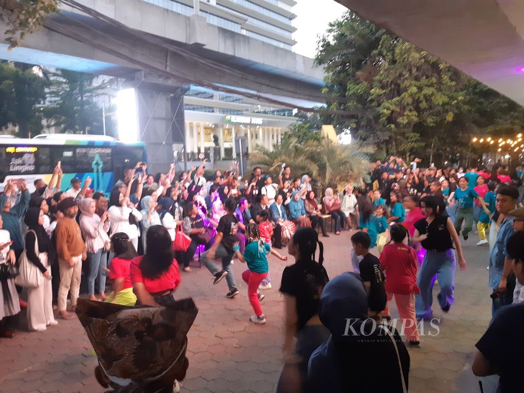  Puluhan orang menyaksikan pertunjukan tari dalam rangkaian Pekan Kebudayaan Nasional 2023 ”Gerakan Kalcer Kata Kota Kita” di M Block Space, Jakarta Selatan, Rabu (18/10/2023). 