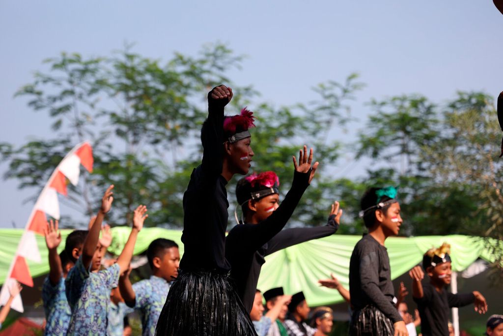 Siswa menari bersama saat pembukaan pada penyelenggaraan festival budaya di Bina Amal, Kecamatan Gunungpati, Kota Semarang, Jawa Tengah, Kamis (15/12/2022). Festival budaya ini mengangkat pesan keberagaman budaya dan mengenalkan kebhinekaan bagi generasi muda. Kegiatan tersebut bertujuan agar anak muda mengenal tentang budaya dan tradisi yang berada di lingkungan mereka. 