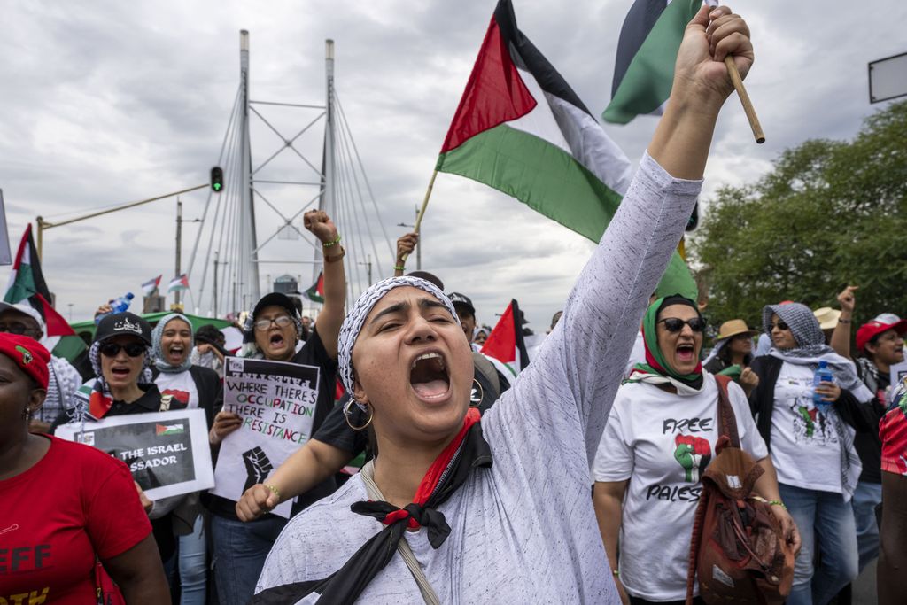 Para pengunjuk rasa pro-Palestina melewati Jembatan Mandela di Johannesburg, Afrika Selatan, 29 November 2023. 