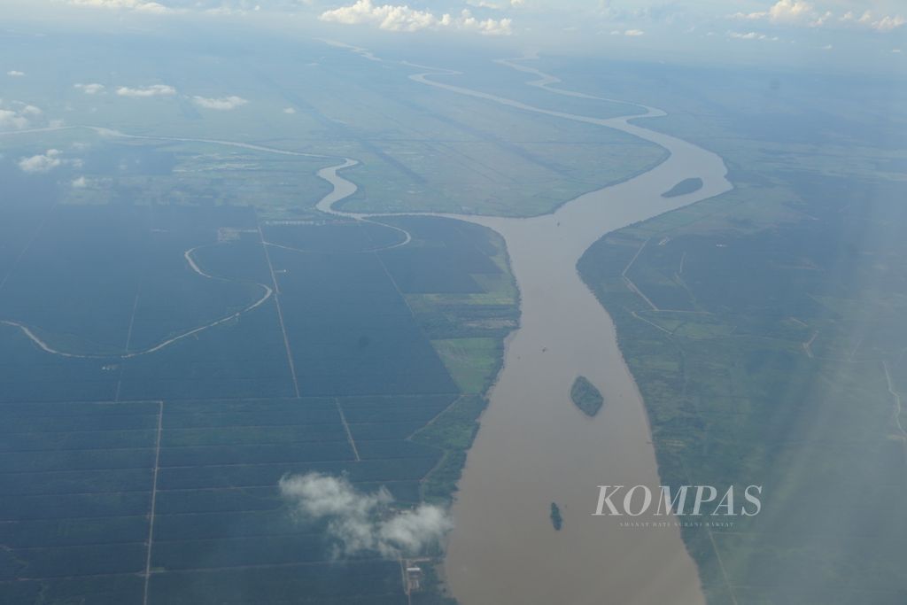 Alur Sungai Musi dari foto udara, Selasa (20/6/2023 ). Peran Sungai Musi bagi warga Sumatera Selatan sangatlah besar. Namun, di tengah peran penting itu, keberadaannya masih terancam sampah dan pencemaran. Dalam satu hari, diperkirakan ada 91 ton sampah mengambang di alur Sungai Musi di Palembang. Keterlibatan berbagai pihak diperlukan untuk mengikis pencemaran itu.