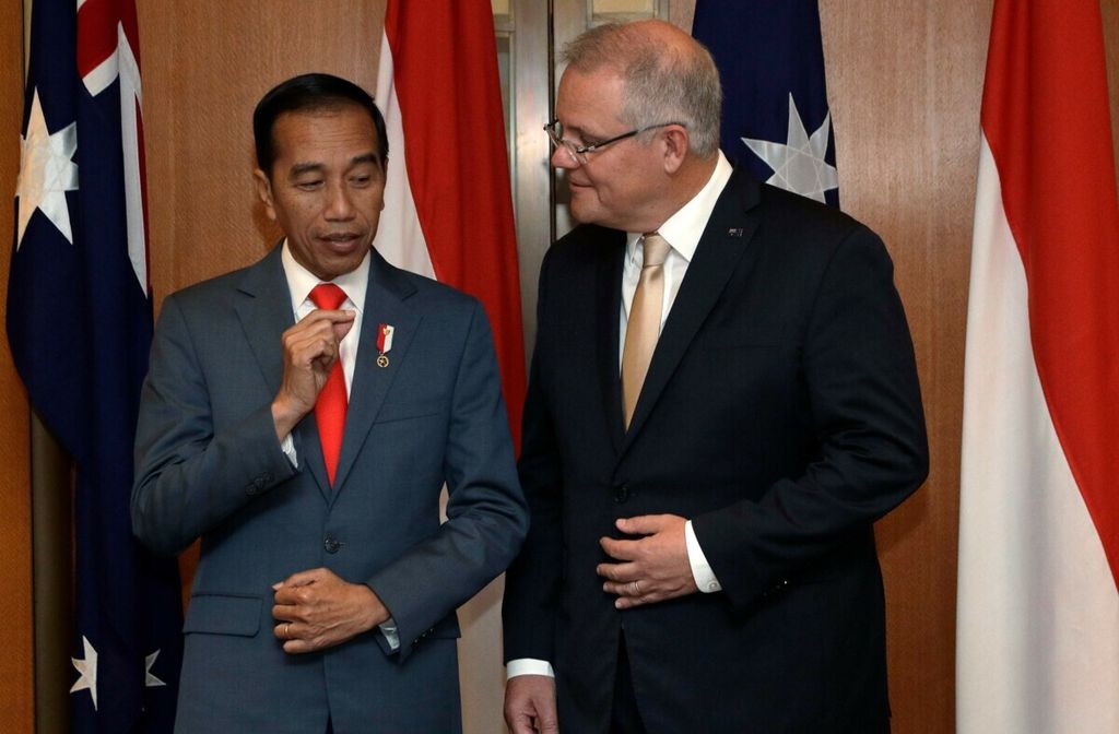 Presiden Joko Widodo dan PM Australia Scott Morrison berbicara dalam sebuah upacara penandatanganan di Gedung Parlemen di Canberra, Australia, 10 Februari 2020. 