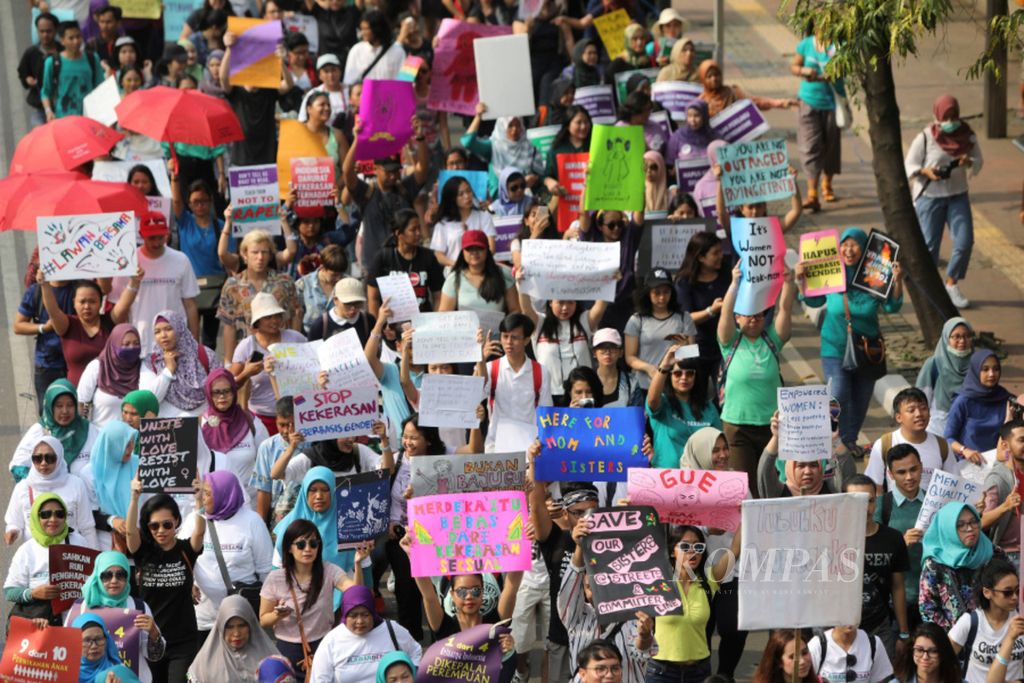 Perwakilan dari berbagai elemen masyarakat dan organisasi perempuan berpartisipasi dalam aksi Women March dari Jalan MH Thamrin menuju ke depan Istana Kepresidenan, Jakarta, Sabtu (3/3/2018). Mereka menyuarakan perlawanan terhadap diskriminasi dan kekerasan berbasis jender dalam tingkat hukum dan kebijakan.