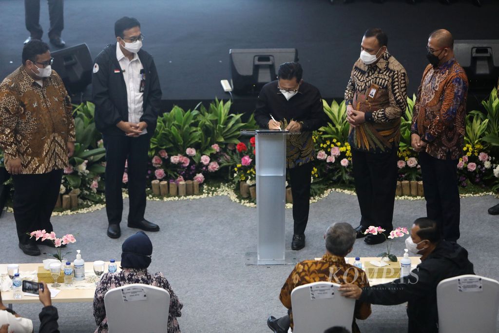 Ketua Partai Kebangkitan Bangsa (PKB) Muhaimin Iskandar (tengah) menandatangi deklarasi bersama integritas partai politik disaksikan Ketua Bawaslu Rahmat Bagja, Irjen Kemendagri Tumpak Haposan, Ketua KPK Firli Bahuri, dan Ketua KPU Hasyim Asy'ari (kiri ke kanan) di Gedung KPK, Jakarta, Rabu (18/5/2022).