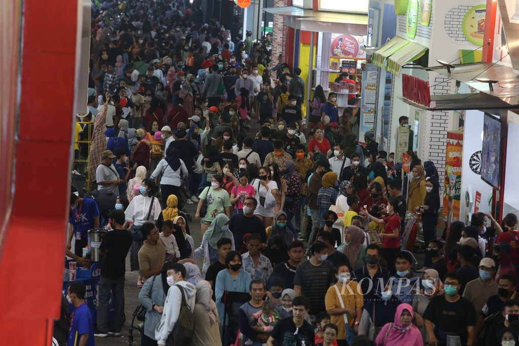 Ribuan pengunjung memadati arena Pekan Raya Jakarta Ke-53 atau Jakarta Fair Kemayoran di Jakarta International Expo, Kemayoran, Jakarta Pusat, Selasa (21/6/2022) malam. 
