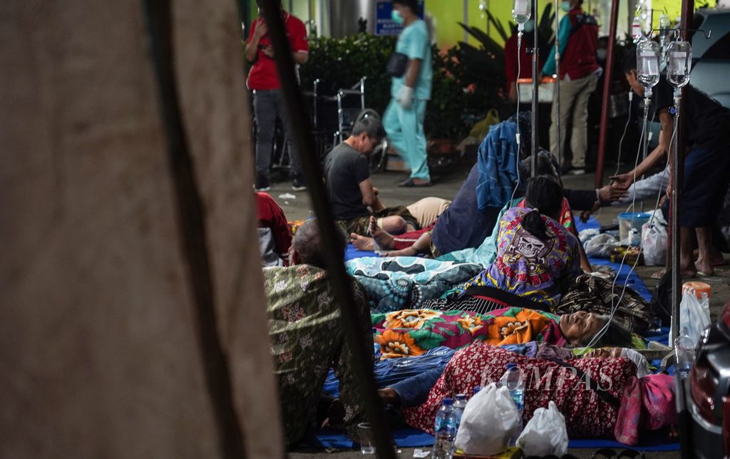Para korban gempa yang dirawat di halaman RSUD Sayang, Cianjur, Kabupaten Cianjur, Jawa Barat, Senin (21/11/2022). Gempa berkekuatan Magnitudo 5,6 itu berdampak pada sejumlah tempat di wilayah Kabupaten Cianjur. Gempa ini menyebabkan 162 orang tewas dan ratusan luka-luka.