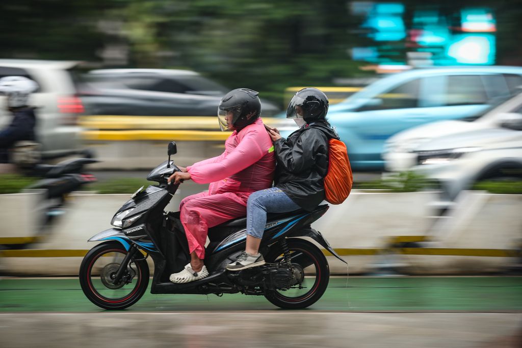 Pengendara sepeda motor melintas di Jalan Jenderal Sudirman, Jakarta, saat hujan, Senin (19/6/2023). Badan Meteorologi, Klimatologi, dan Geofisika (BMKG) memprakirakan potensi hujan yang dapat disertai petir dan angin di wilayah DKI Jakarta pada 19-21 Juni 2023. Masyarakat diimbau untuk tetap waspada dan berhati-hati terhadap potensi cuaca ekstrem dan dampak yang dapat ditimbulkan. 
