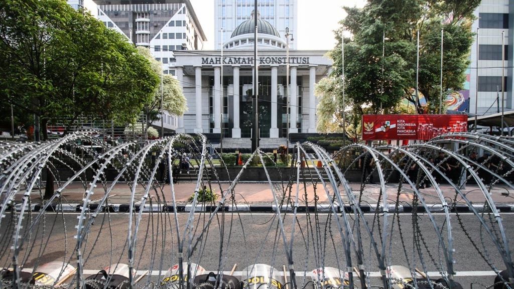 Kawat berduri terpasang di depan Gedung Mahkamah Konstitusi, Jakarta, Selasa (11/6/2019). Mahkamah Konstitusi akan mulai menggelar sidang pendahuluan sengketa hasil pilpres pada tanggal 14 Juni 2019 sedangkan jadwal sidang putusan akan digelar pada 28 Juni 2019.