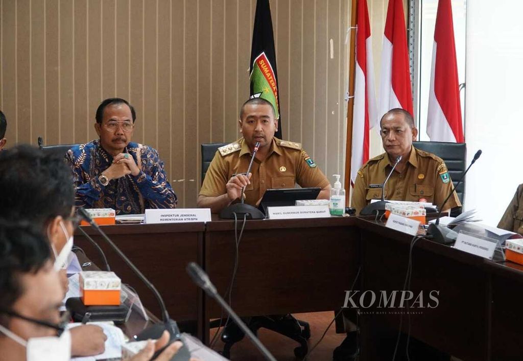 Wakil Gubernur Sumatera Barat Audy Joinaldy (dua dari kanan) memimpin rapat percepatan pembebasan lahan Jalan Tol Padang-Sicincin di kantor Gubernur Sumbar, Padang, Sumbar, Senin (6/6/2022).