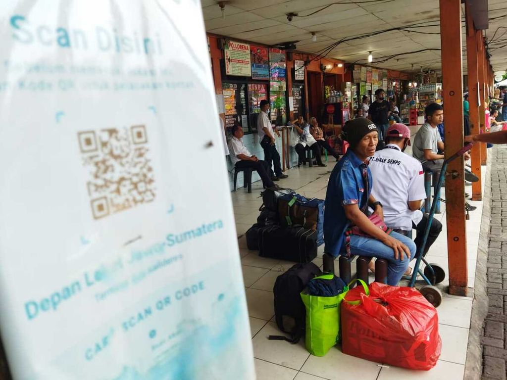Seorang penumpang tujuan Padang, Sumatera Barat, menunggu keberangkatan bus di Terminal Kalideres, Jakarta Barat, Senin (11/4/2022).