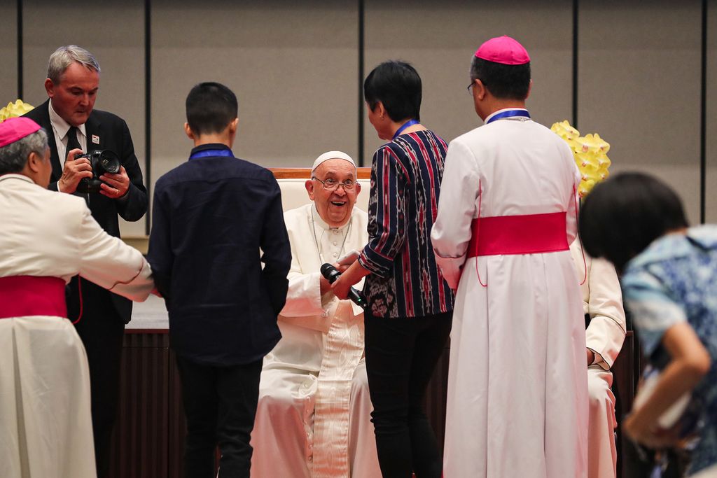 Paus Fransiskus memberkati dua difabel yang hadir di kantor Konferensi Waligereja Indonesia, Jakarta, Kamis (5/9/2024). Paus Fransiskus bertemu dengan para penerima manfaat dari organisasi amal. 