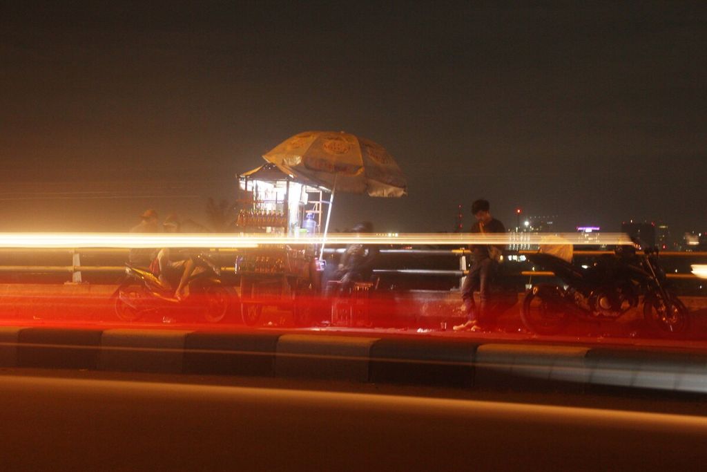 Di jembatan layang Pasar Rebo, Jakarta Timur, sering terjadi pembegalan terhadap pasangan muda-mudi yang sedang duduk di atas motor