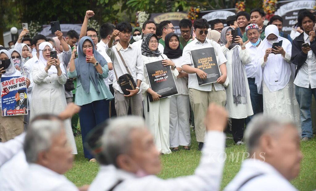 Aksi Damai Ksatria Airlangga Tolak Pemberhentian Dekan di depan Fakultas Kedokteran (FK) Universitas Airlangga (Unair), Surabaya, Kamis (4/7/2024). Aksi tersebut merespons diberhentikannya Dekan Fakultas Kedokteran Budi Santoso oleh rektor.