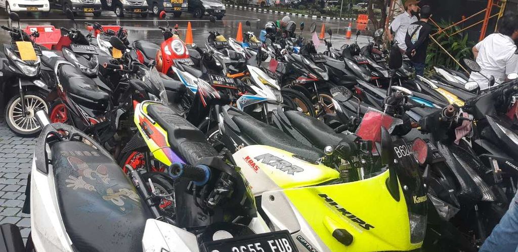 Ratusan kendaraan warga yang dicuri penjahat jalanan Jakarta dan sekitarnya selama 30 hari terakhir. Kendaraan-kendaraan itu ditampilkan di Polda Metro Jaya, Kamis (16/2/2023).